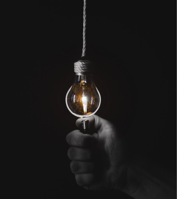 Mano digital con luces de neón y esfera amarilla flotante